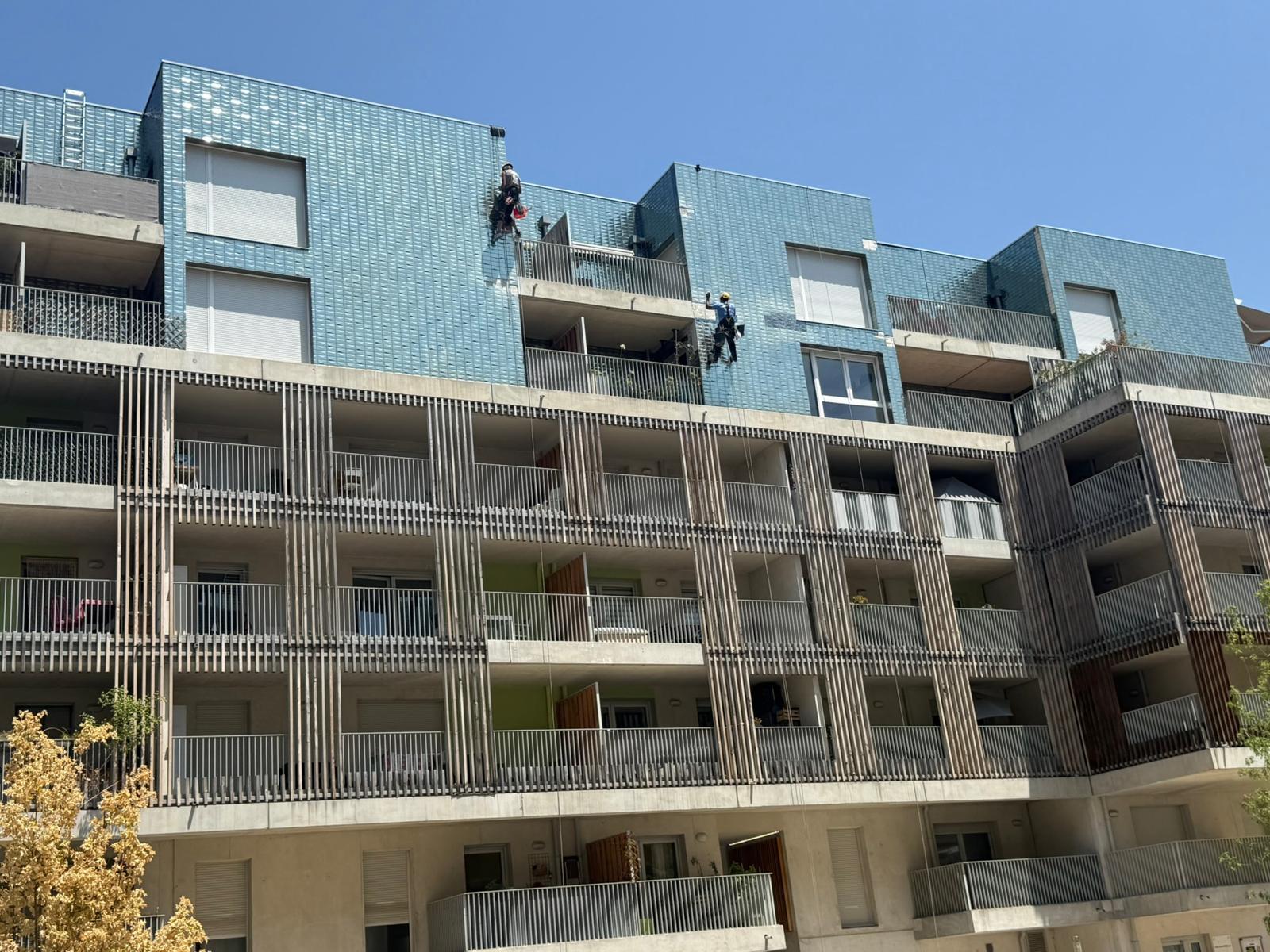 Étanchéité de toiture à Marseille : Comment éviter les infiltrations d’eau ?